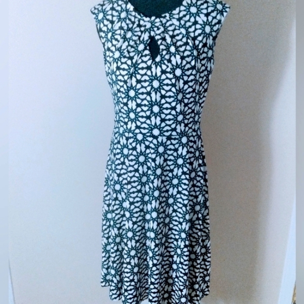 Wisp Dress‎ Black White Geometric Print  with Keyhole Detail Size 2 *FLAWED*